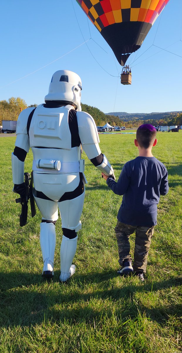TK-52900 hanging out with a child at the Spooktacular Hot Air Balloon Festival for children with special needs. We love having the opportunity to make a real impact in a child's life! 📸: Christina S. #GarrisonCarida #offical501st #BadGuysDoingGood #GarrisonCaridaTroopers