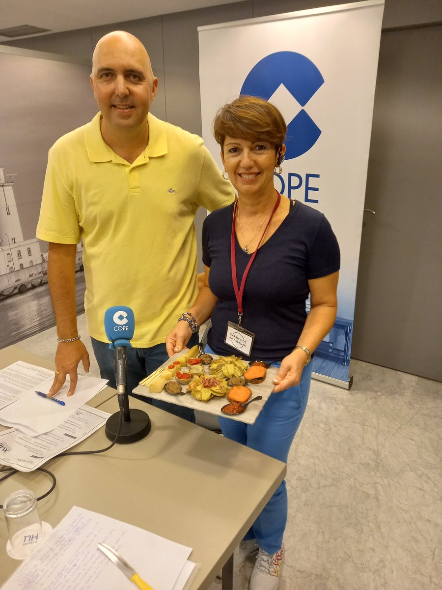 Cblancodeond's tweet photo. Hoy @COPEMalaga @DeportesCopeMLG desde el XVIII Salón del Vino y la Gastronomía de @narbona_solis con @EmilioJGuerrero @fjbautista
Ahora con Mariola López Padilla, coordinadora del Dpto. Comercial de CAPRICHOS DEL PALADAR. https://t.co/DShBPoxifI