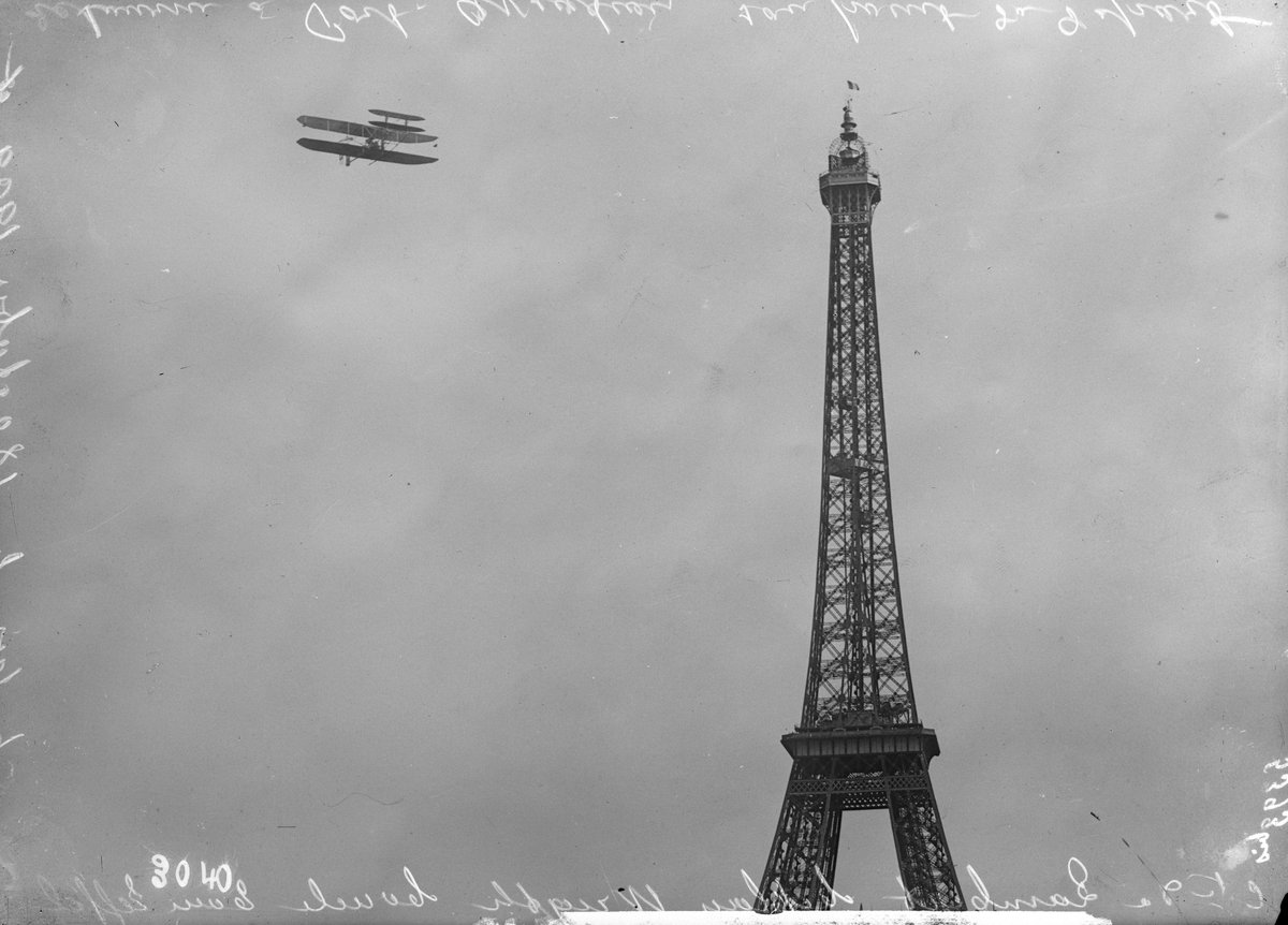 #CeJourLà #OnThisDay - Le 18 octobre 1909, pendant la Grande Quinzaine de Paris, le comte Charles de Lambert survole Paris à 300 mètres d’altitude et contourne @LaTourEiffel, avant de revenir à son point de départ, Port-Aviation, après avoir parcouru environ 45 km en 49min39s.
