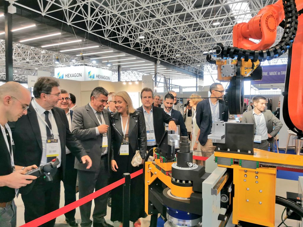 NadiaPellefigue's tweet photo. Le @SalonSiane, c'est l' #IndustrieDuFutur qui valorise le travail humain, innove et crée, en agissant pour la transition écologique et l'attractivité des filières.

Ravie d'y trouver les étudiants de la plateforme d'accélération université-industrie @Pad_Occ  @Univ_Toulouse ! https://t.co/NY9xCzaVbi