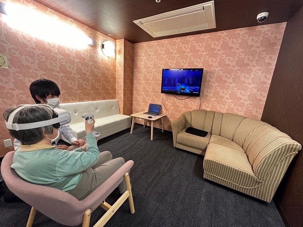 Virtuleap's tweet photo. Residents of the Grand Maison Guest House Kyoto Katsuragawa playing #EnhanceVR as part of a current 2 month pilot study to validate the benefits on cognition and daily life activities in an older adult population.

Thanks to @JETRO_info for facilitating this exciting partnership. https://t.co/4kryImiTx4