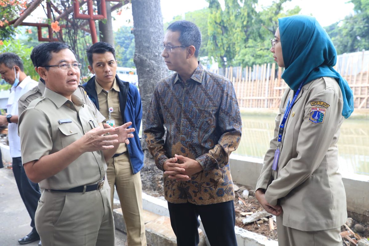 DKIJakarta's tweet photo. Pj Gubernur Provinsi DKI Jakarta Bapak Heru Budi Hartono bersama Kepala Dinas Sumber Daya Air Provinsi DKI Jakarta melakukan peninjauan dan monitoring lokasi pembangunan 942 Project, di Kali Ciliwung - Pasar Baru (18/10/2022).
#942project #cegahbanjir #dinassda #kotakolaborasi https://t.co/v38RxtALiW