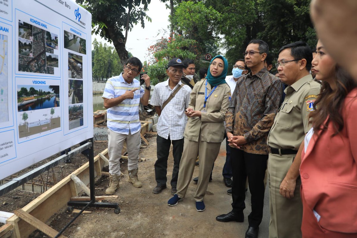 DKIJakarta's tweet photo. Pembangunan/Peningkatan Kapasitas Sungai Kali Ciliwung Hilir di kawasan Pasar Baru ini bertujuan untuk mengendalikan debit banjir, menambah kapasitas sungai/kali dengan menambah ruang terbuka biru sekaligus menyediakan ruang interaksi publik.
#942project #cegahbanjir #dinassda https://t.co/QSkA29LqBB