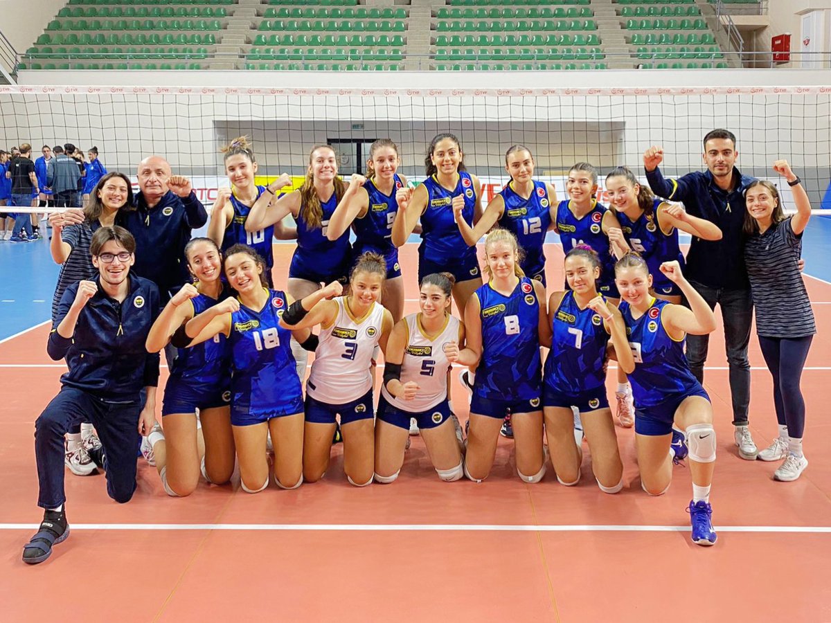 Yıldız Kız Takımımız, bugün TVF 50. Yıl Deniz Esinduy Voleybol Salonu’nda rakibi Sarıyer Belediyespor Kulübü’nü 3-0 mağlup etti. Tebrikler kızlar! 👏