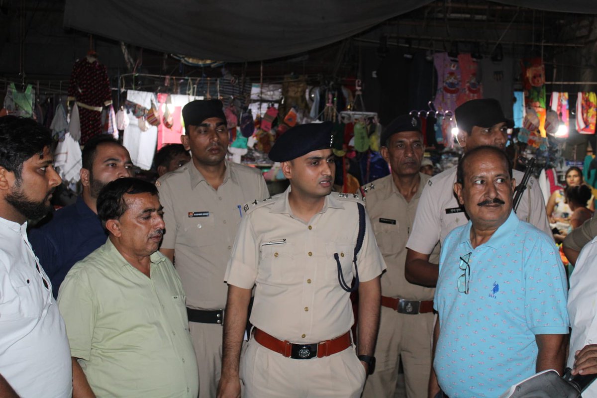 HissarPolice's tweet photo. SP #Hisar @lokender_IPS ने त्योहारी समय में किया हिसार की सबसे व्यस्त मार्केट का दौरा।
जांची सुरक्षा और यातायात व्यवस्था। @police_haryana @HisarRange #Police https://t.co/AAqeiezYo9