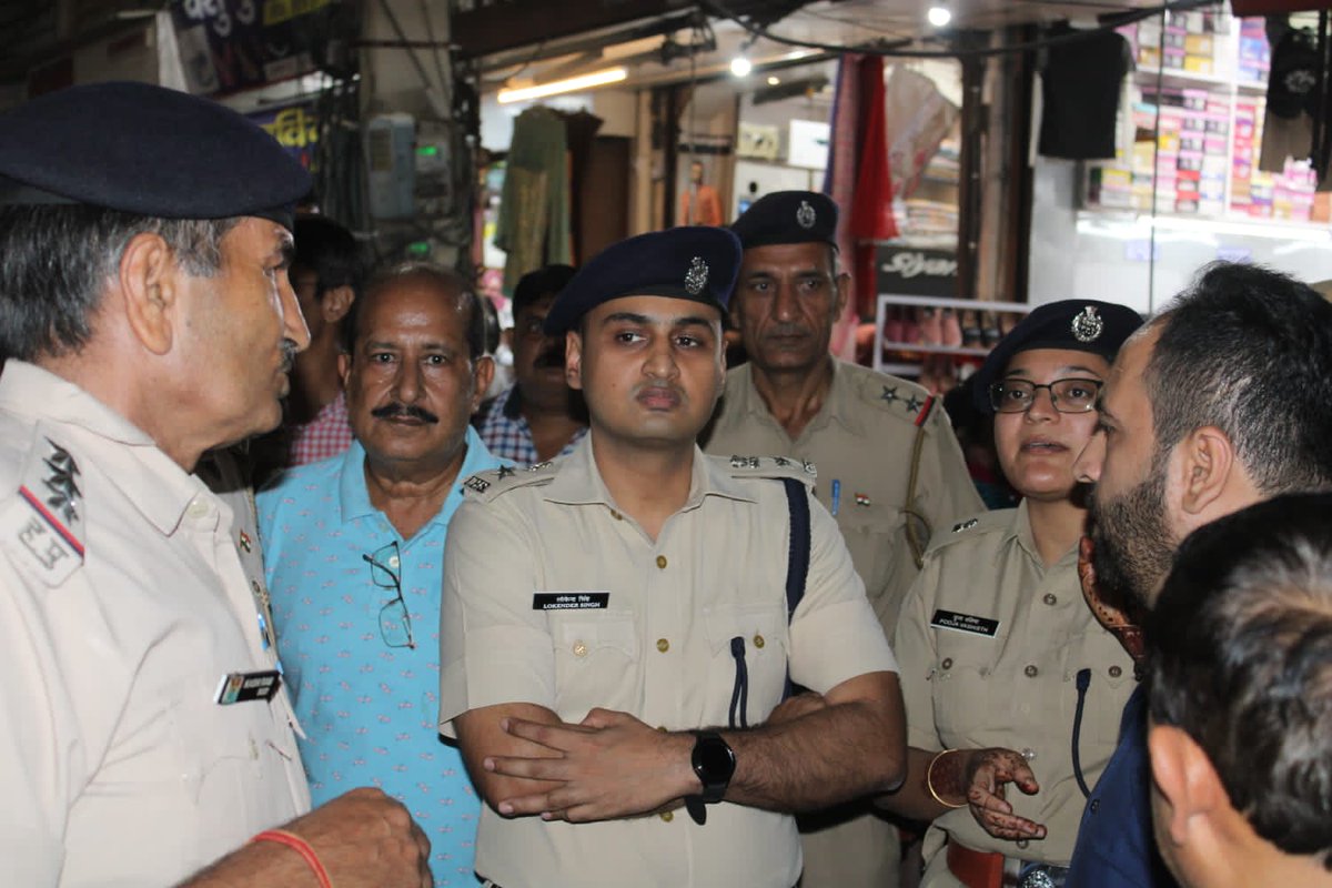 HissarPolice's tweet photo. SP #Hisar @lokender_IPS ने त्योहारी समय में किया हिसार की सबसे व्यस्त मार्केट का दौरा।
जांची सुरक्षा और यातायात व्यवस्था। @police_haryana @HisarRange #Police https://t.co/AAqeiezYo9