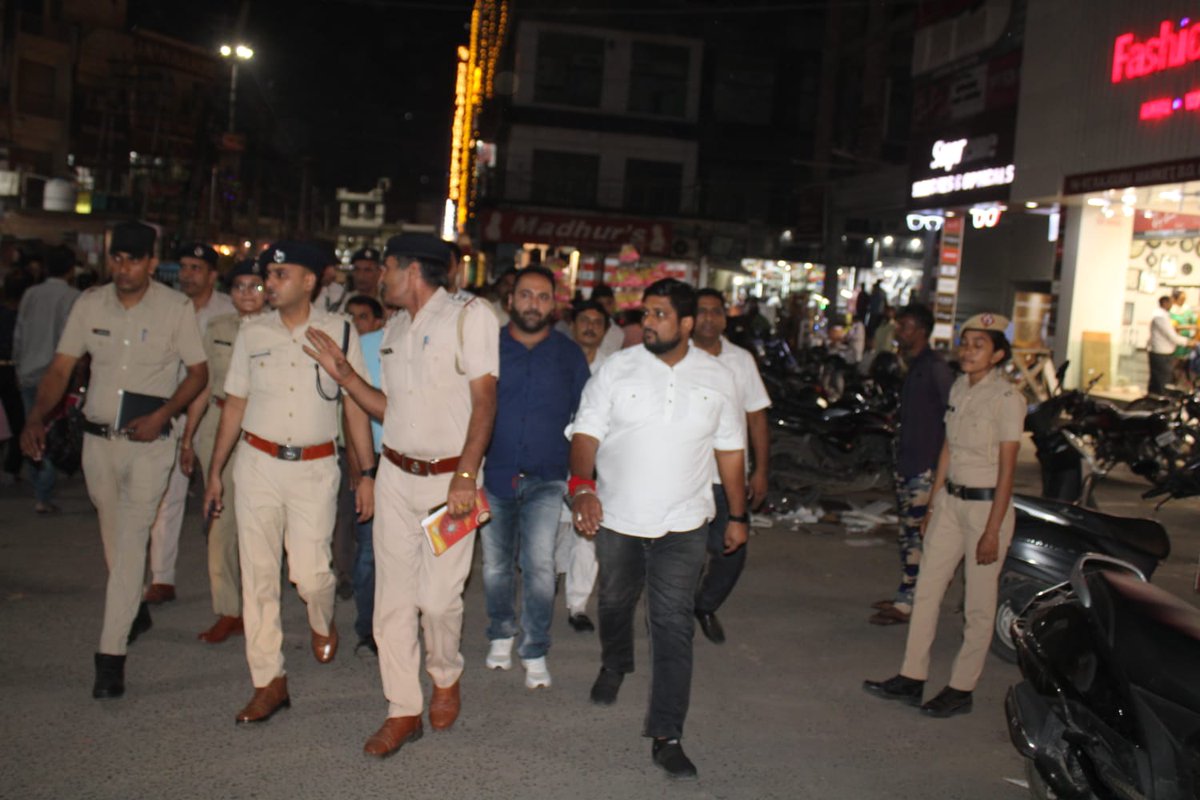 HissarPolice's tweet photo. SP #Hisar @lokender_IPS ने त्योहारी समय में किया हिसार की सबसे व्यस्त मार्केट का दौरा।
जांची सुरक्षा और यातायात व्यवस्था। @police_haryana @HisarRange #Police https://t.co/AAqeiezYo9