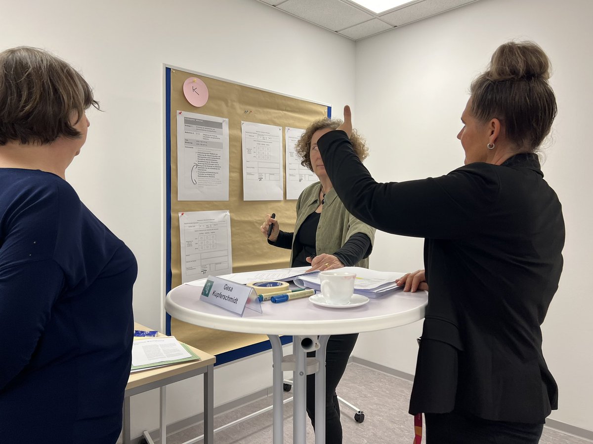 KuchSimon's tweet photo. Arbeitsbesprechung im @MWU_LSA Schwerpunkt Wirtschaft.
#elkesimonkuch #simonkuch #gemeinsamechtstark
#elkekümmertsich #wegenmorgen #engagiertinderregion
#zuhören #verstehen #anpacken #landtag #sachsenanhalt #weißenfels #lützen #teuchern
#praktikerinimparlament https://t.co/VfTIqMoZ9h