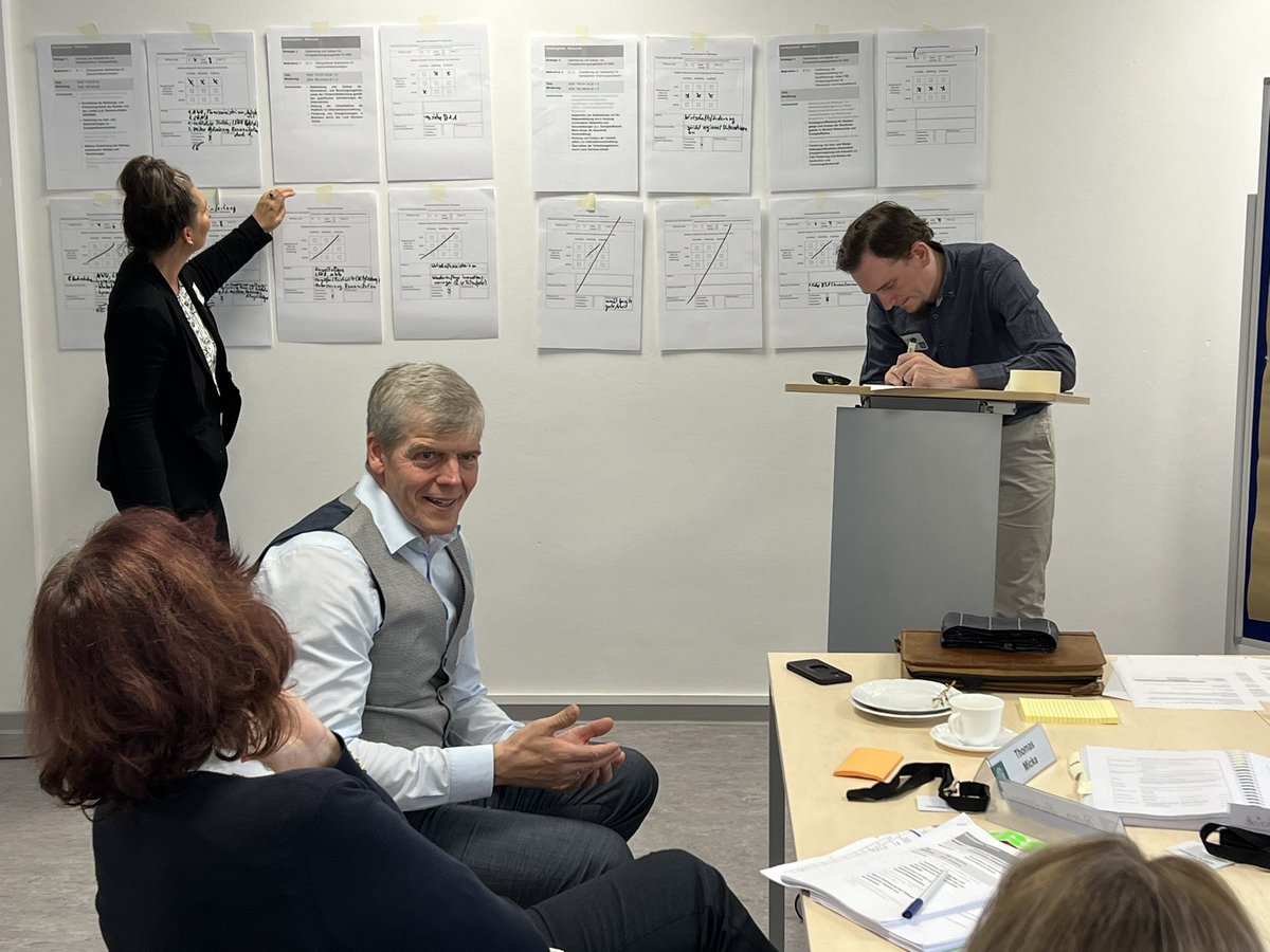KuchSimon's tweet photo. Arbeitsbesprechung im @MWU_LSA Schwerpunkt Wirtschaft.
#elkesimonkuch #simonkuch #gemeinsamechtstark
#elkekümmertsich #wegenmorgen #engagiertinderregion
#zuhören #verstehen #anpacken #landtag #sachsenanhalt #weißenfels #lützen #teuchern
#praktikerinimparlament https://t.co/VfTIqMoZ9h