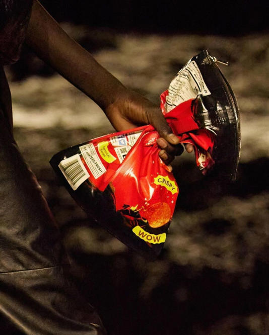maria_grapus50's tweet photo. 1⃣¡La decadencia de Occidente sin vuelta atrás, señores!
Balenciaga transforma un paquete de papas fritas "Lays" en un objeto de deseo.
Cuesta más de 1.500 euros, https://t.co/t2Ej7heK4V