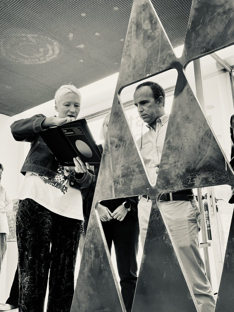cultura_pt's tweet photo. O segundo dia dos percursos “Cultura que somos” foi dedicado às novas centralidades na cultura. Em Braga, @padaoesilva visitou a Zet Gallery e o projeto Gnration. https://t.co/hIeISnkuJa