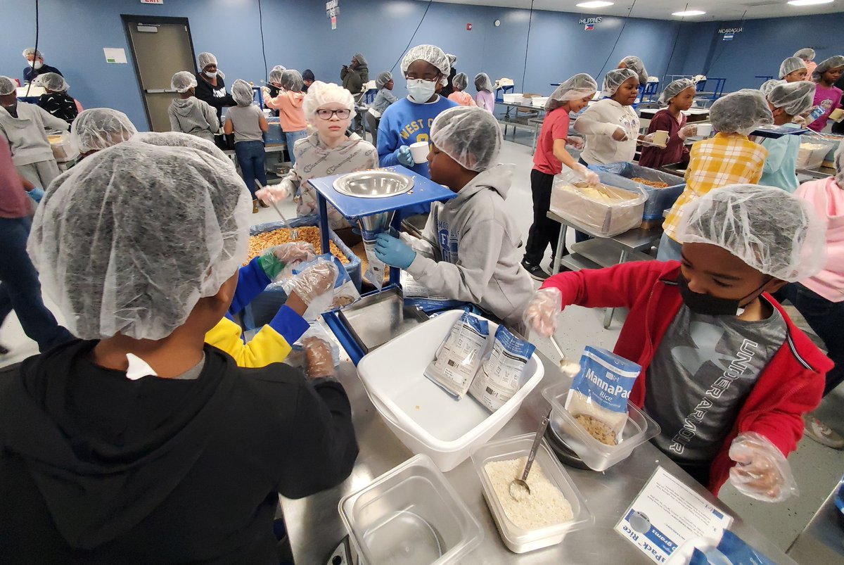 mrskolesar's tweet photo. We packed more than 6400 meals in a short time! Way to go! 👏 @FlossmoorHills https://t.co/5irLZUMKF1