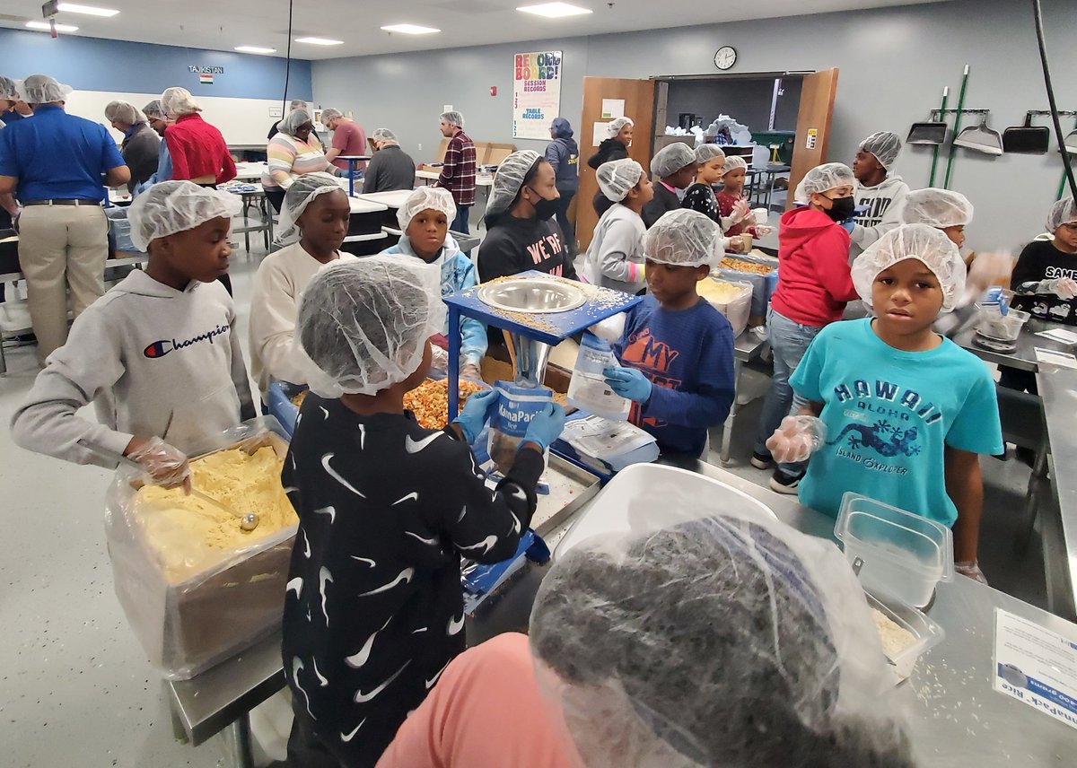 mrskolesar's tweet photo. We packed more than 6400 meals in a short time! Way to go! 👏 @FlossmoorHills https://t.co/5irLZUMKF1