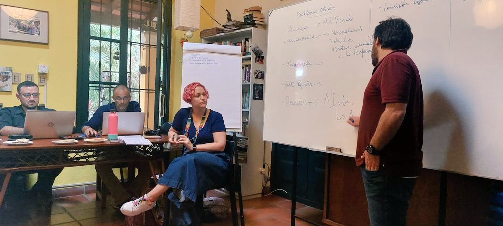 DDHHSenadoPy's tweet photo. En representación de la #ddhhSenadoPy el Director Victor Hugo Benitez participó del Taller de revisión del anteproyecto de Ley de Protección a Periodistas y personas defensoras de Derechos Humanos. Organizado por la @Codehupy99 y otras organizaciones de la Sociedad Civil. https://t.co/w1WGLVh3GJ