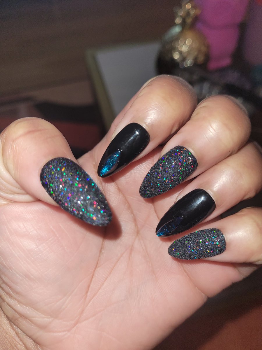 darbybaham's tweet photo. I'm rocking my @CurvesOns press on nails this evening for London Calling's NYC launch party. Nachos, margaritas, books, and glittery nails, oh MY! 😄 https://t.co/KmW7uQgS7C