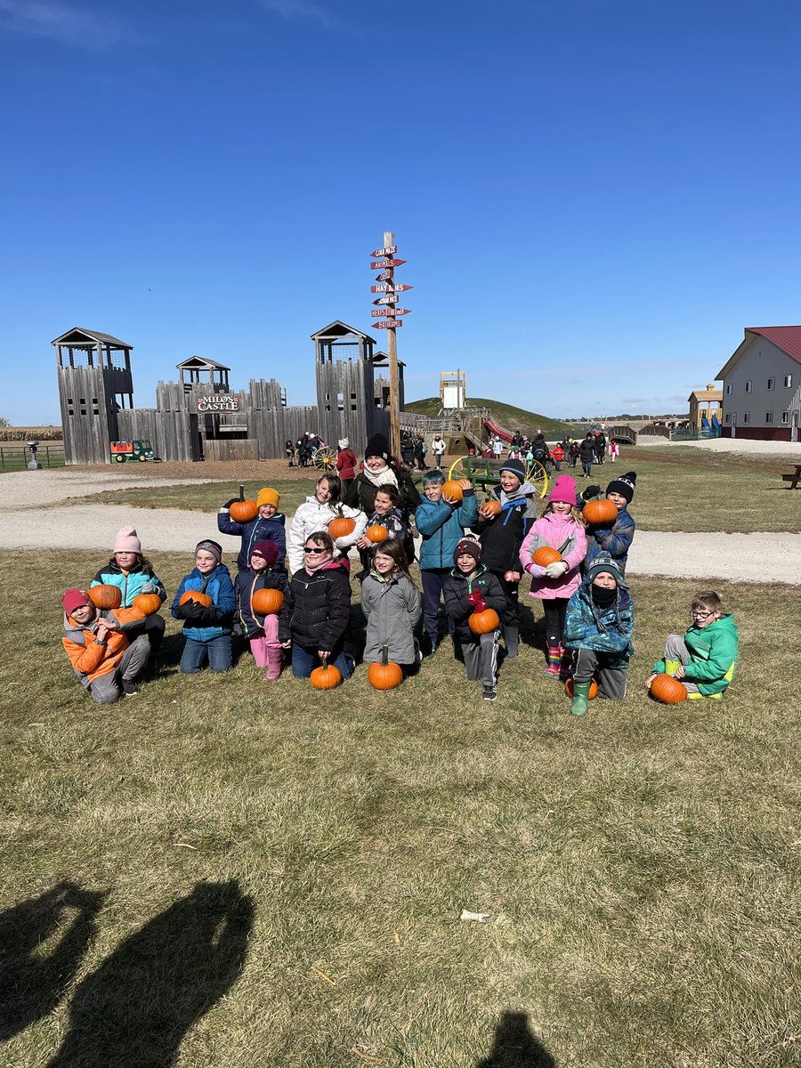 d61mcshea's tweet photo. So much fun at Heap’s Giant Pumpkin Farm today! https://t.co/q6Jp3ot7Su