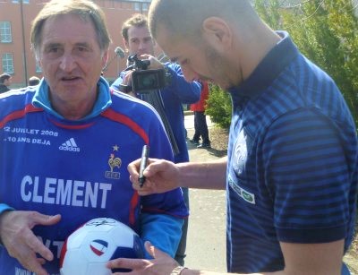 AntibesClement's tweet photo. Benzéma  Soulier d'OR bravo Karim  RDV au QATAR  pour  9 éme coupe du monde et ensemble  ramener une 3éme étoile⭐️⭐️⭐️@lachainelequipe @lequipedusoir @lequipe @Nice_Matin @BFMCotedazur @v_menichini @vincentduluc @le_Parisien @sports_ouest @RAPHAELRAYMOND https://t.co/TnhiaPQLsK