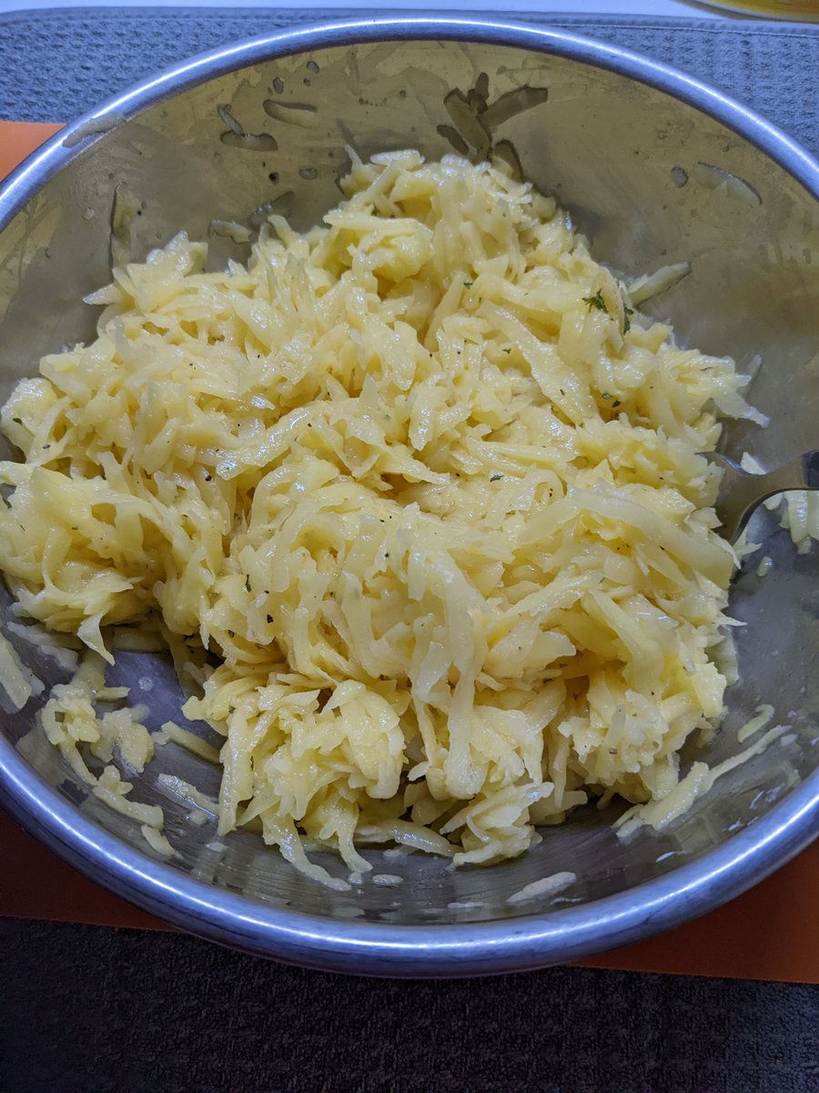 ismellskunk's tweet photo. Can anyone guess what I'm making? https://t.co/2VrkyE4hKc