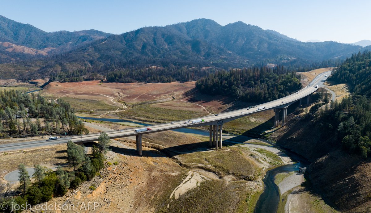 #DROUGHT: Empty inlets, dry boat docks, and exposed shorelines illustrate continued drought conditions at Shasta Lake in Lakehead, California on October 16, 2022. #ShastaLake currently sits at 32% of its capacity. (Photos Josh Edelson/@AFPphoto )