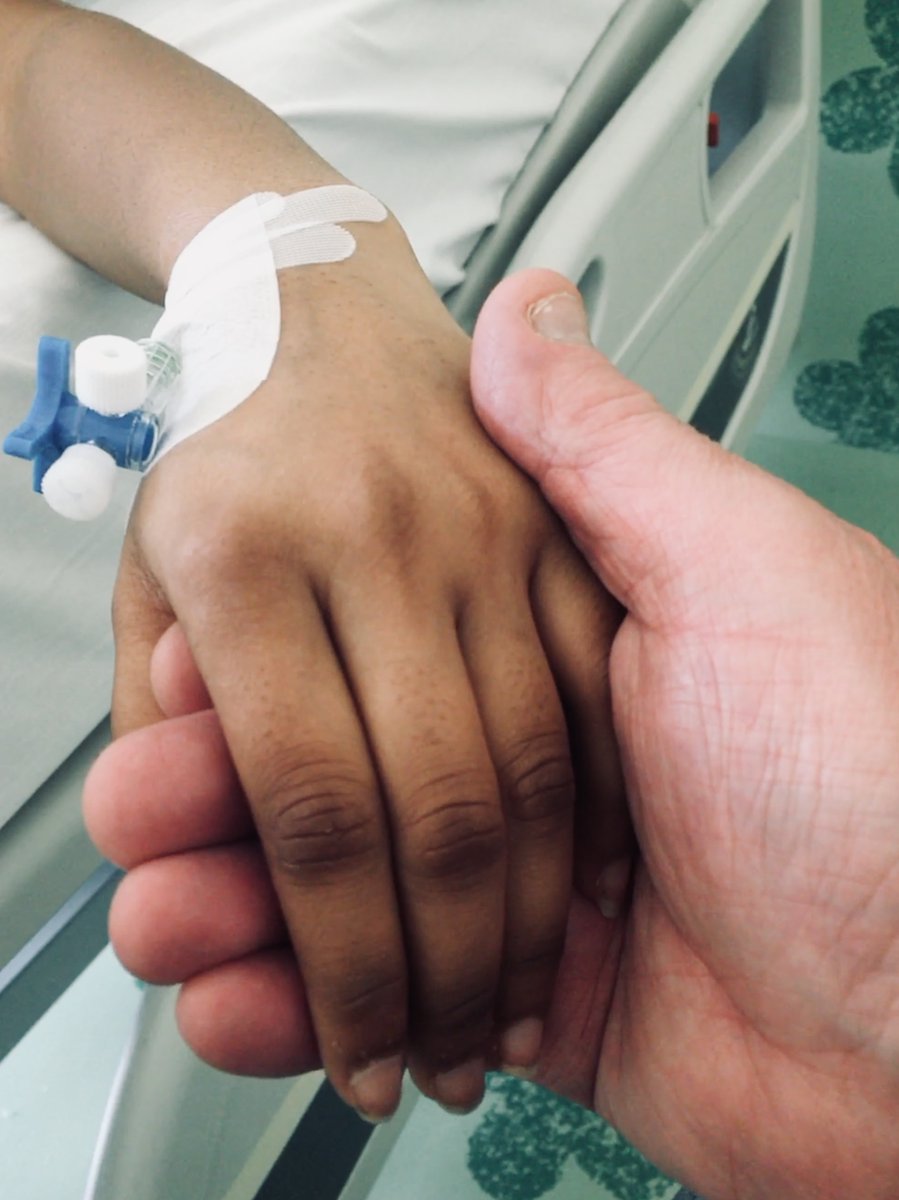 Gianluc54410558's tweet photo. Una mano è la mia, l’altra è di mia figlia. Tranquilli, tutto a posto, adesso sta bene. È solo un modo per mandare a fare in culo tutte le merde razziste. https://t.co/c7D7w7q44j