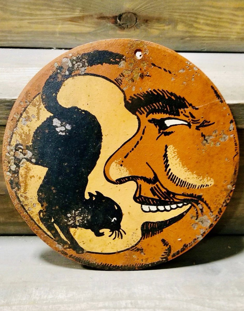 ldeezy04's tweet photo. @gesinebp How about a rendition of this? Vintage Halloween decorations are making a comeback. 🎃👻🌜🐈‍⬛ https://t.co/YlxgY77XqL
