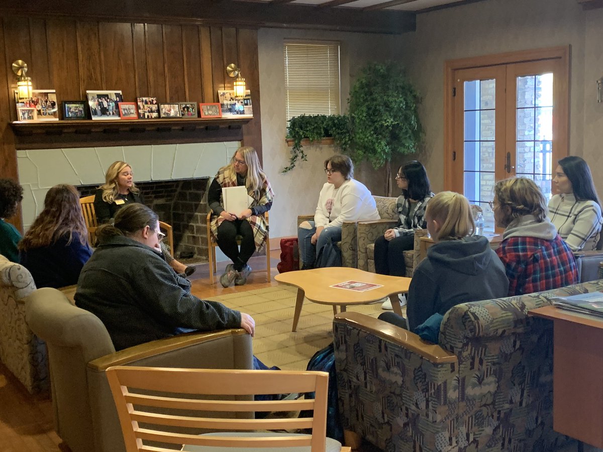 MonmouthEnglish's tweet photo. Mentoring day @MonmouthCollege for the English Dept, including a literary scavenger hunt, previews of next semester, and career help from @WackerleCenter #rollscots https://t.co/DyxOw62lVU