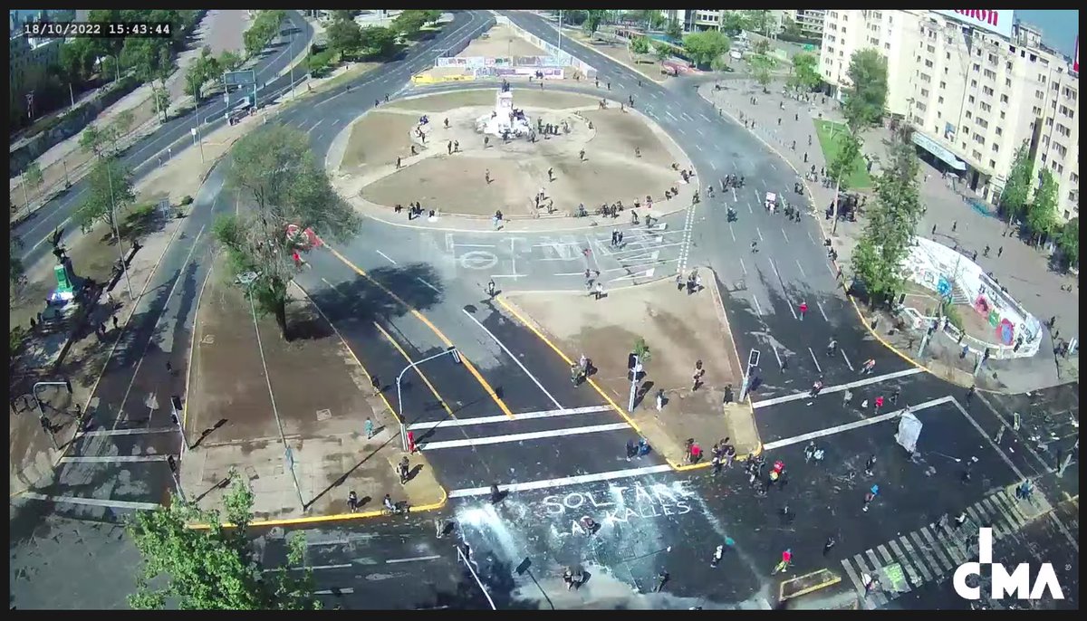 Vivo al lado de #PlazaDignidad. Calles cerradas por Carabineros, colegios enviando a sus niños temprano a la casa, oficinas cerrando en pánico. Y lo que se intentó, INVITAR al desorden, no se ha logrado. Parece un viernes de abril de 2020.