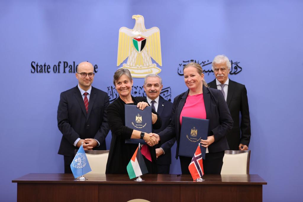 UNDPPalestinian's tweet photo. 🙏 Norway 🇧🇻 funds &amp; in partnership with @PalestinePMO &amp; @PalestineMoE 🇵🇸 
US$6.3 m agreement signed to provide 
🏢 1 school
📚 12 classrooms
👩‍🏫 350 female students 

✅️ Reduced overcrowding &amp; allow more enrollment
↗️ Improved quality of education system in East Jerusalem https://t.co/4IUL5L3sC6