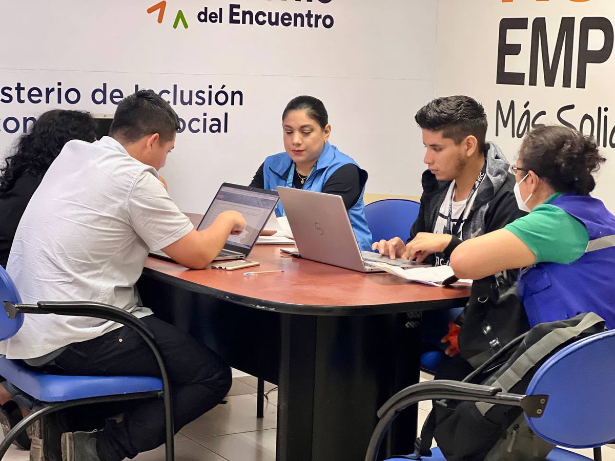 IntriagoMiranda's tweet photo. #MIESManta |📍En #Manta la Unidad de Talento Humano, coordino con @Ecuadorencifras , con el propósito de realizar el registro de los funcionarios del #MiesManta en el #CensoEnLineaEc 👨💻🧑💻
#CensoEcuador2022
#JuntosLoHacemosPosible https://t.co/nALqgJ5wQE