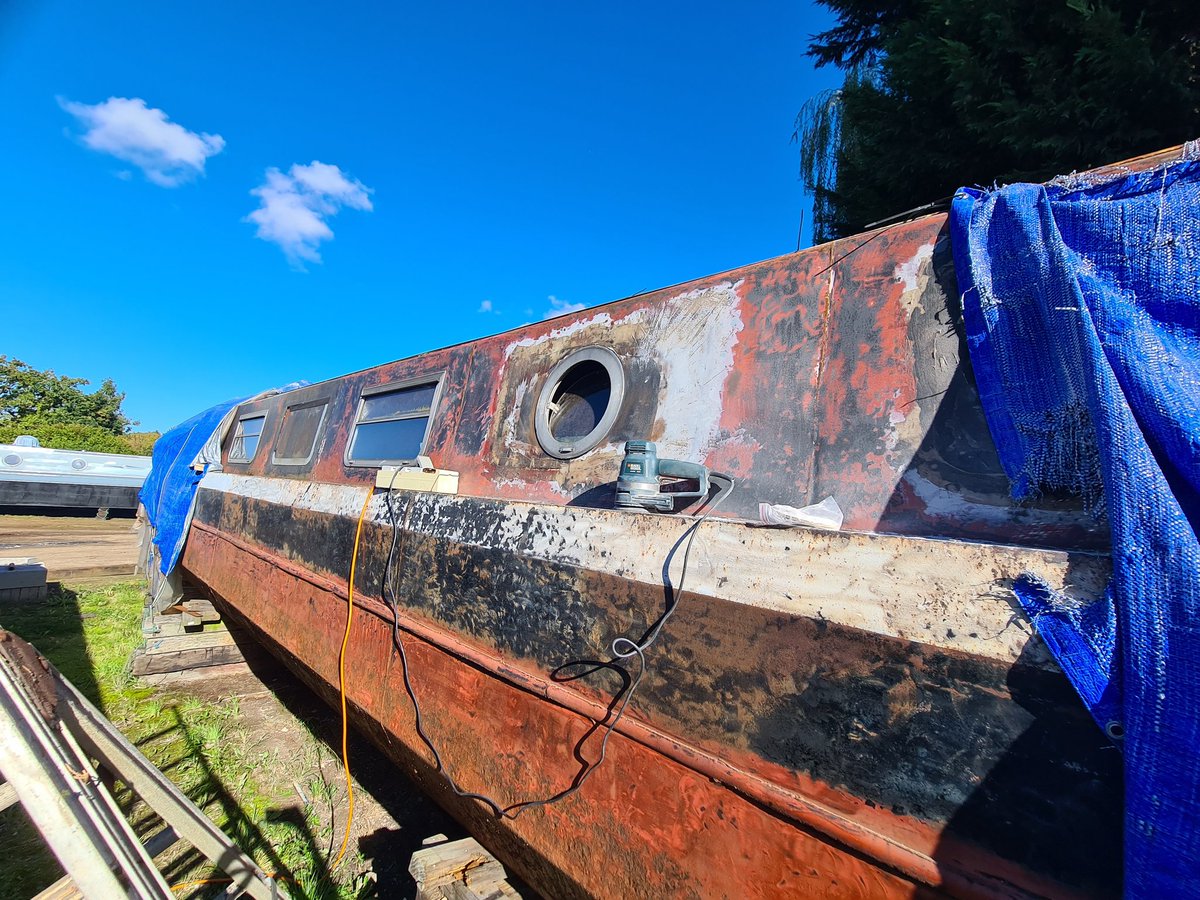 Pixelsandwich_'s tweet photo. Been working on the old narrowboat today, cheaky before and after of the paint job. #narrowboat #canal #canalboat #projectboat https://t.co/cK31WxevwQ