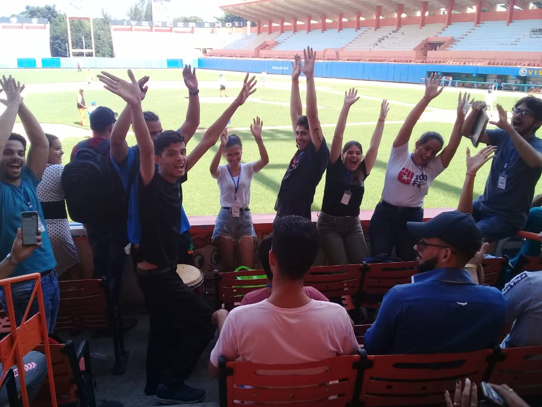 😀⚾️ Ya se juega en el estadio Sandino de la ciudad santaclareña, los jóvenes de la #UCLVnuestra irán con todo contra sus rivales, los chicos de @ucmvccu y que gane el #XCongresoFEU