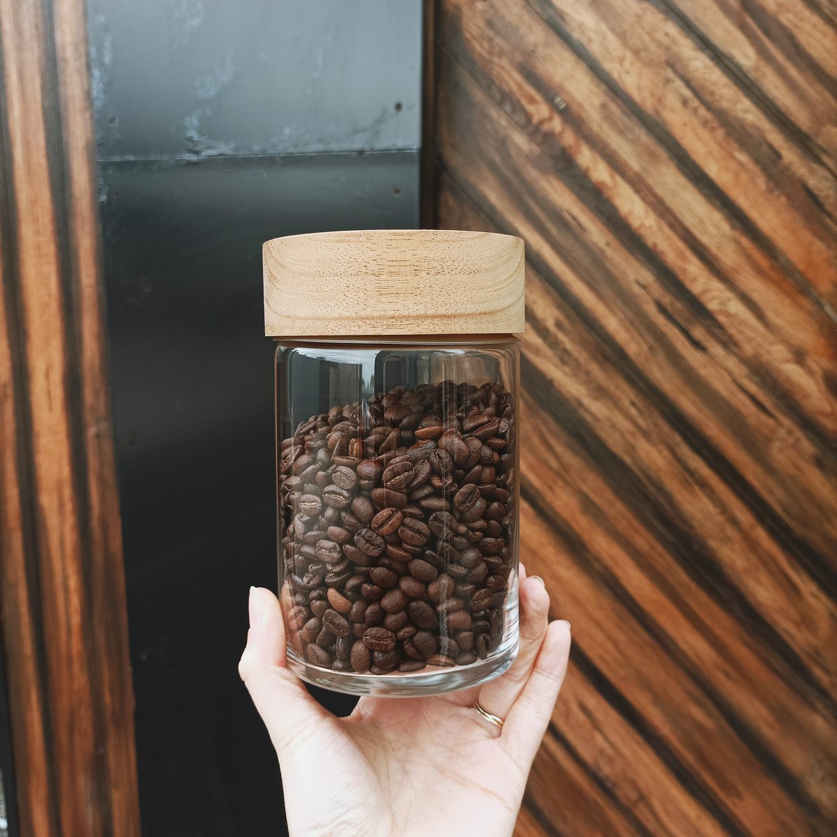 Calling all zero waste fans 📢. If you are local, you can bring your own container to collect your coffee! Saves packaging and looks great 👍. All you need to do is ping us an email or make a note on your online order - just so we can make sure your order is ready in time 🤩