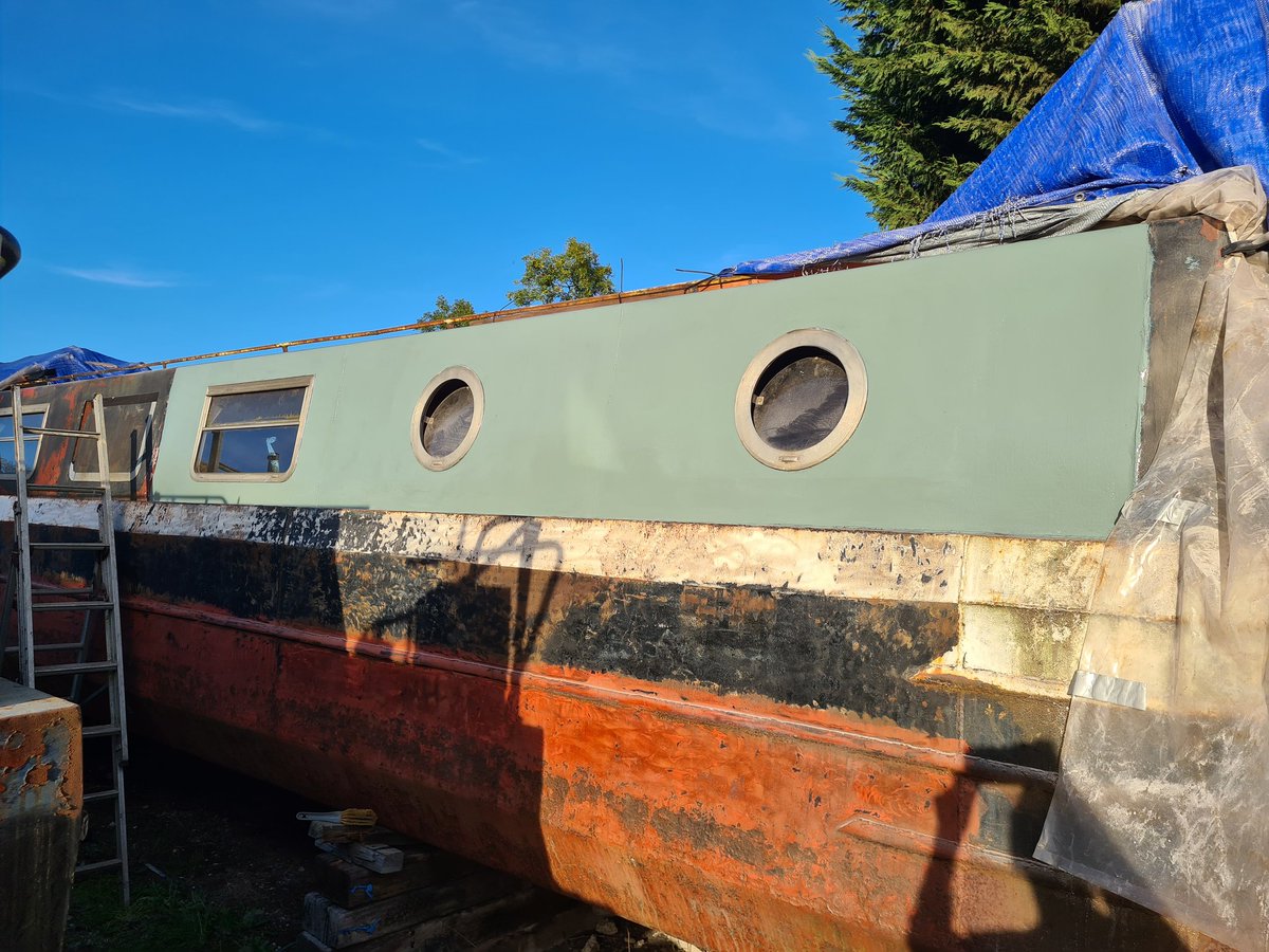 Pixelsandwich_'s tweet photo. Been working on the old narrowboat today, cheaky before and after of the paint job. #narrowboat #canal #canalboat #projectboat https://t.co/cK31WxevwQ