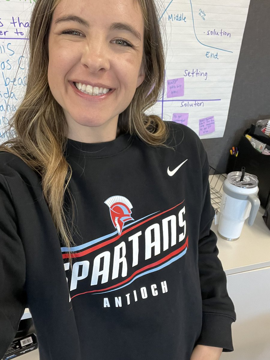 Sporting my new sweatshirt today to support <a href="/AMSSpartanFBALL/">Spartan_Football</a> 🙌🏻