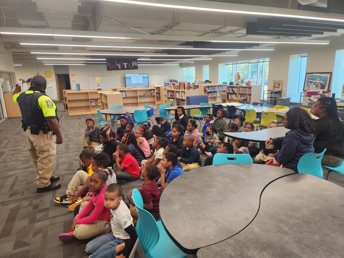 Shout out to Officer Clerk for stepping in today to read as he served a substitute for @APSHollisCrew. We appreciate you! #booksandbadges #MiloImaginestheWorld #2ndgrade #readingisfundamental @SEL_APS @atlhummingbird