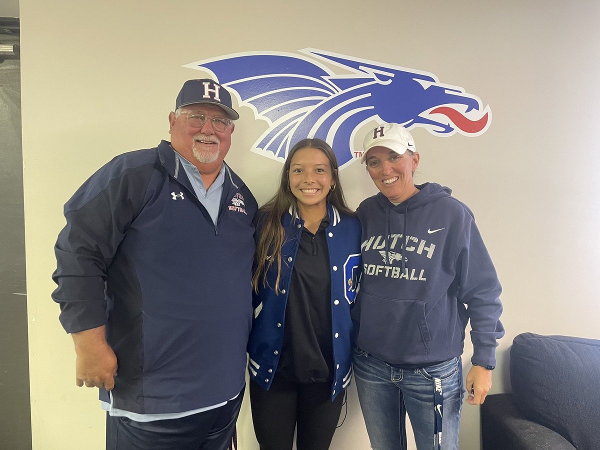 natalieklenda's tweet photo. Grateful that I can say I’ve received an offer from Hutch! Thank you @HutchSoftball for having me on campus today :) 
They have many great things to offer and I’m thankful I got to see some of it first hand 🐲❤️💙 https://t.co/LJSuHFA4WG