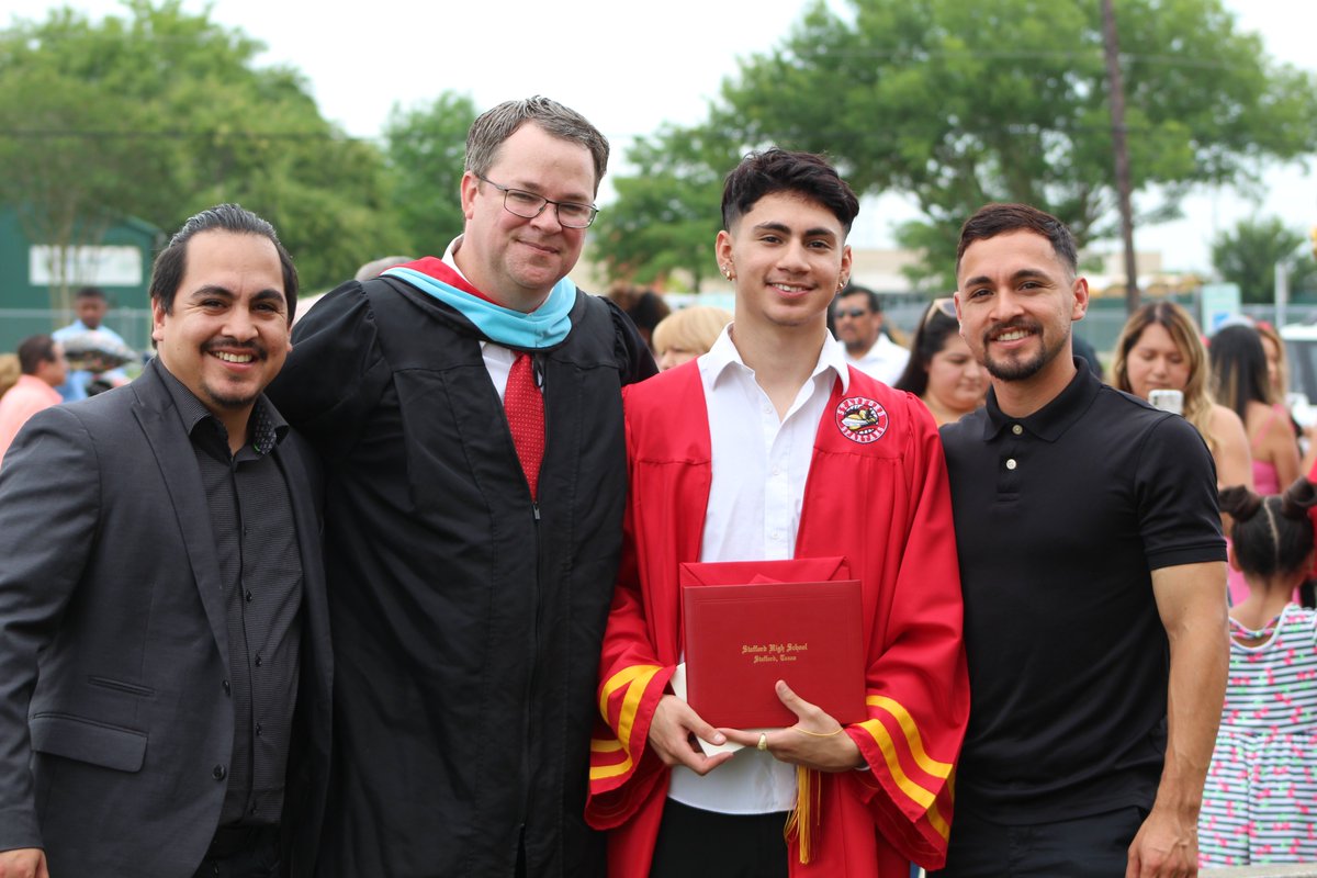 StaffordMSD's tweet image. &quot;I love working with teachers...and supporting our students!&quot; Our #SMSDAlumni turned @SMSDHigh Principal Raymond Root has a special connection with his campus. We love that he is homegrown and came back to #StaffordNation #NationalPrincipalsMonth #SMSDHigh