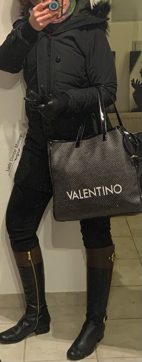 LadyDivineMone1's tweet photo. Ich bin immer busy.

Always on tour. 

Aber ich bin auch immer bereit dir dein Geld abzunehmen. 😈 https://t.co/nfGUBAA2YF