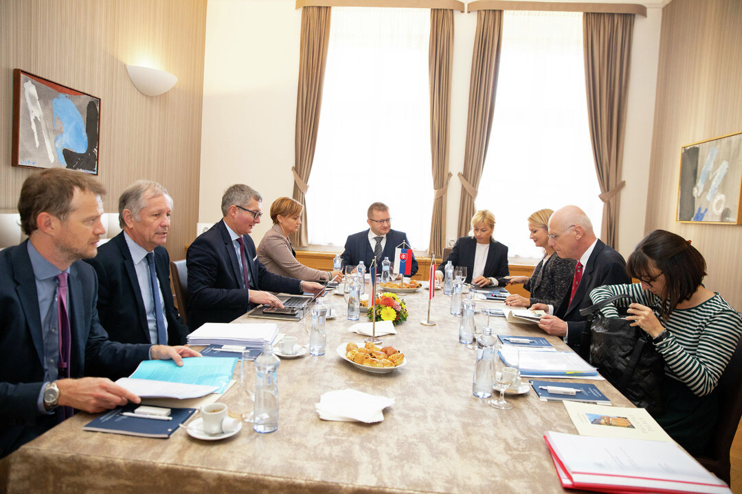 SlovakiaMFA's tweet photo. International law experts meeting in #SlavkovFormat @SlovakiaMFA in full swing. 🇦🇹, 🇨🇿 and host 🇸🇰 exchange views on recent #ILC_2022 Report before discussion at #UNGA 6th Committee.

#InternationalLaw @UN #UNGA77 #6thCommittee #6C #InternationalLawWeek https://t.co/DgRMWNIMas