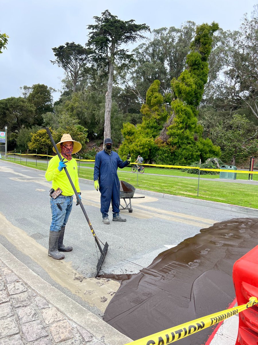 VintageContrctr's tweet photo. Click through for some before/during/after photos of one of the areas that we brightened up along the JFK Promenade at Golden Gate Park! Our guys did a fantastic job with those sharp, precise lines and bold @LaykoldCourts colors... full-time tennis court pros, part-time artists! https://t.co/lxczMY52mu