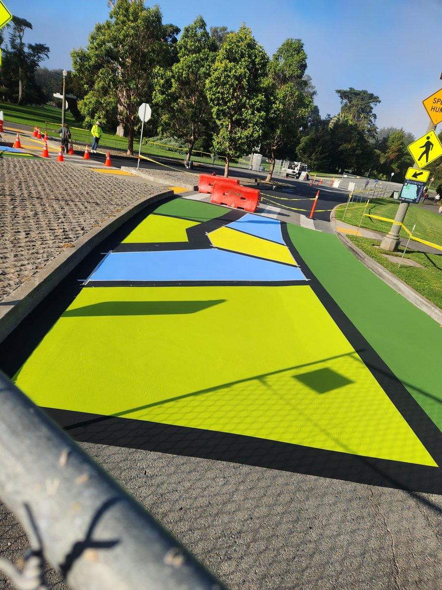 VintageContrctr's tweet photo. Click through for some before/during/after photos of one of the areas that we brightened up along the JFK Promenade at Golden Gate Park! Our guys did a fantastic job with those sharp, precise lines and bold @LaykoldCourts colors... full-time tennis court pros, part-time artists! https://t.co/lxczMY52mu