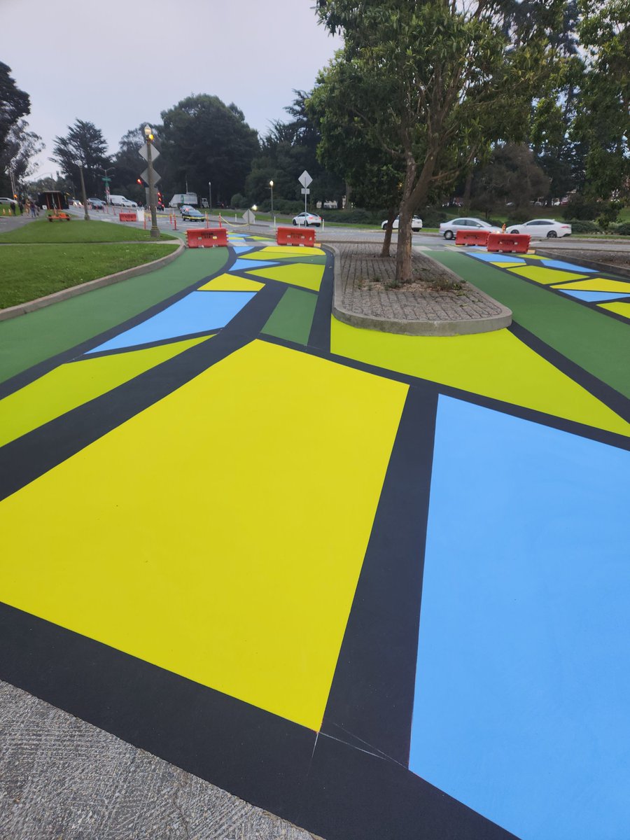 VintageContrctr's tweet photo. Click through for some before/during/after photos of one of the areas that we brightened up along the JFK Promenade at Golden Gate Park! Our guys did a fantastic job with those sharp, precise lines and bold @LaykoldCourts colors... full-time tennis court pros, part-time artists! https://t.co/lxczMY52mu