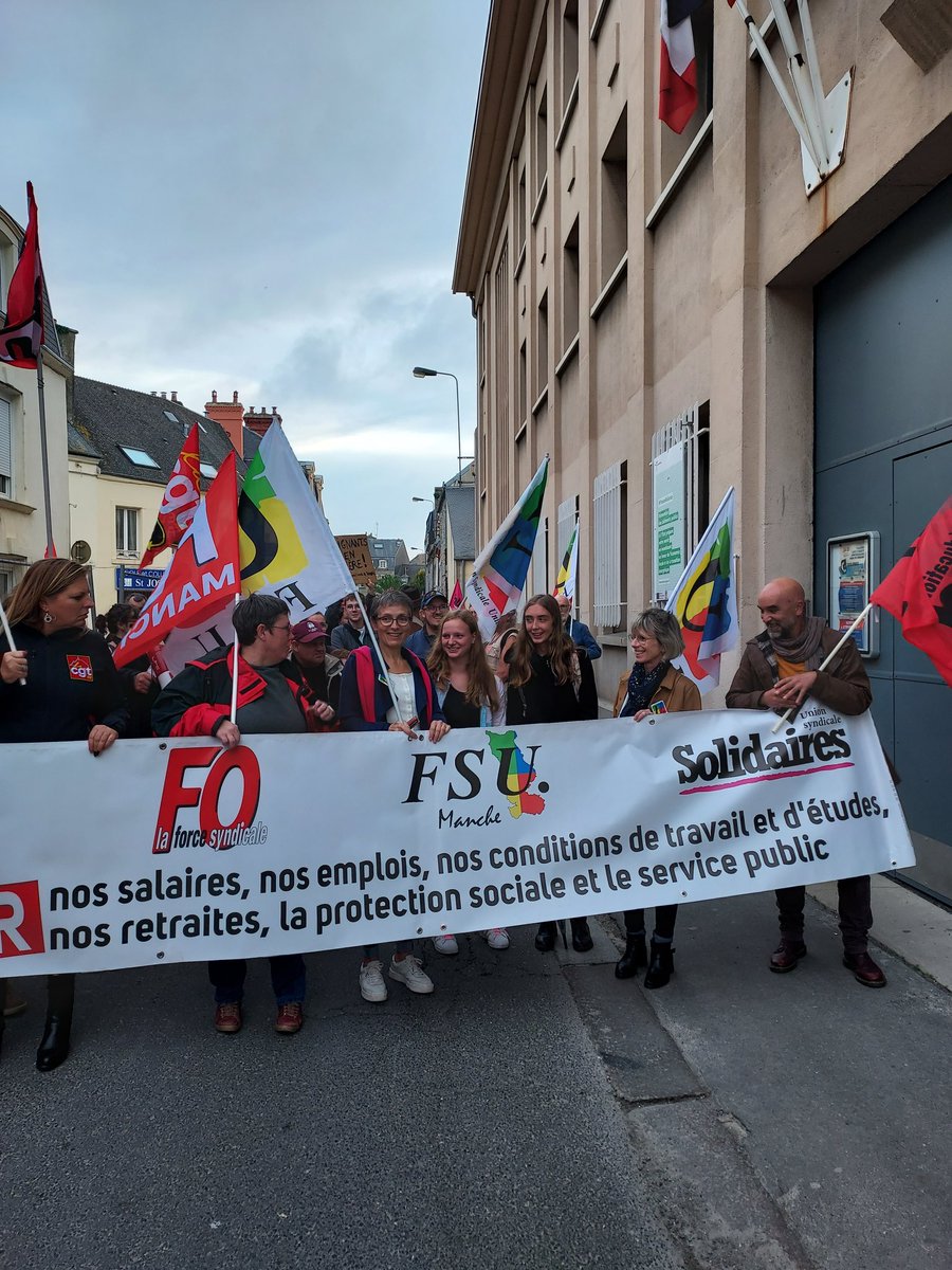 Snes50's tweet photo. #Greve18Octobre Nombreux à Cherbourg pour augmenter les salaires,  défendre les lycées professionnels et le droit de grève. https://t.co/Zis8BU1hEC