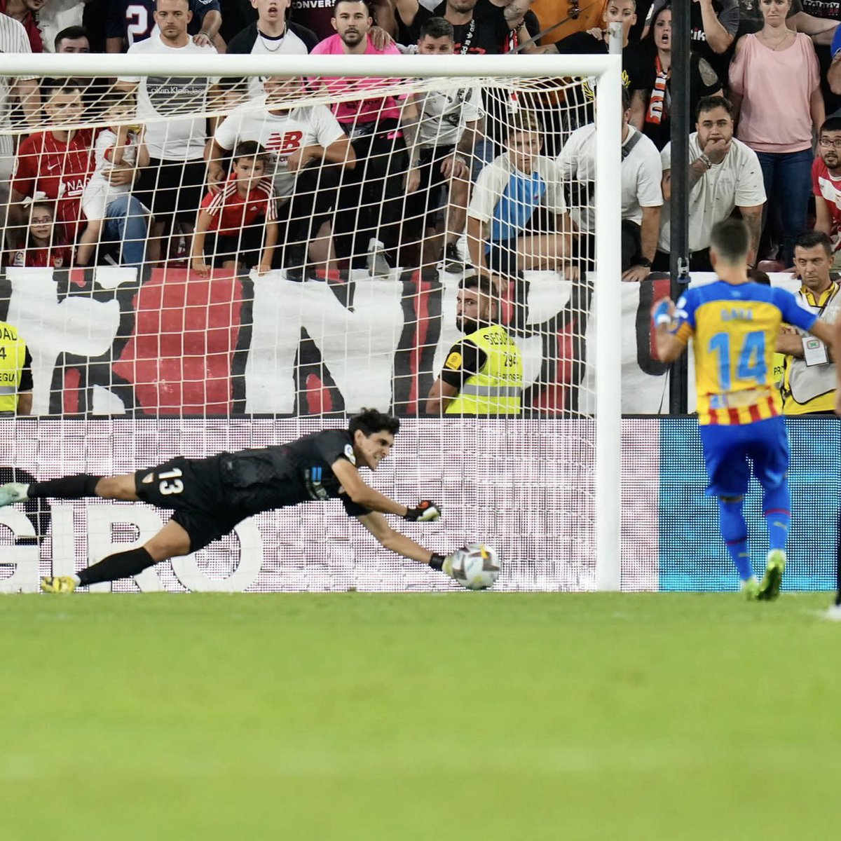 SevillaFC_ENG's tweet photo. 102nd minute 𝗛𝗘𝗥𝗢𝗜𝗖𝗦 from Bono!!! 🇲🇦🧤 https://t.co/nHrnnmtjYL