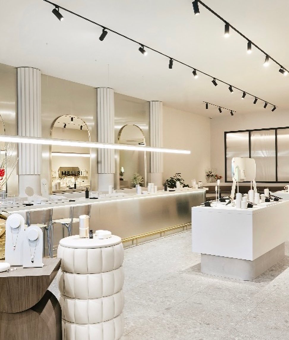 L3CapitalLLC's tweet photo. Introducing, @Mejuri!  Their first Chicago store is now open at 940 W Randolph in Fulton Market.  Come visit and explore – there is something for everyone! #Chicago #FultonMarket #L3Capital #PrimeUrbanRetail #Mejuri #932WRandolph https://t.co/NC6gMSn57k