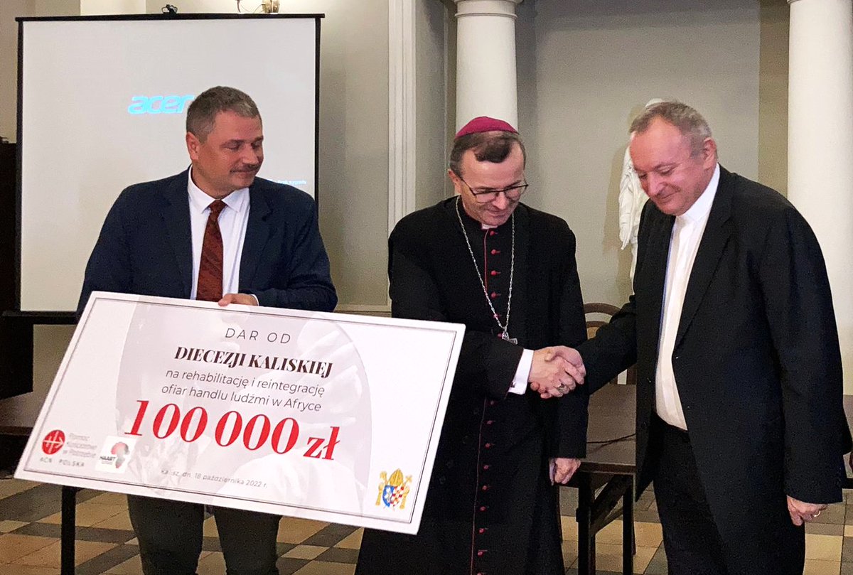 PomocKosciolowi's tweet photo. 📸 Fundacja @HAARTKenya 👣 odebrała dziś z rąk ks. bp. D.#Bryla symboliczny 🤝 czek na kwotę 100 tys. zł. Środki zebrane w ramach kampanii "wolni-NIEwolni" @PomocKosciolowi wśród wiernych @Diecezja_Kalisz pozwolą osobom skrzywdzonym ⛓️ przez handlarzy ludźmi na nowy początek ‼️ https://t.co/FDutl4h2dE