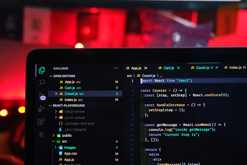 xataka's tweet photo. Copilot ya escribe el 40% del código de lenguajes como Java o Python que llega a GitHub. En cinco años llegará al 80% https://t.co/i4mvUdXRFx https://t.co/ch0cYokulv