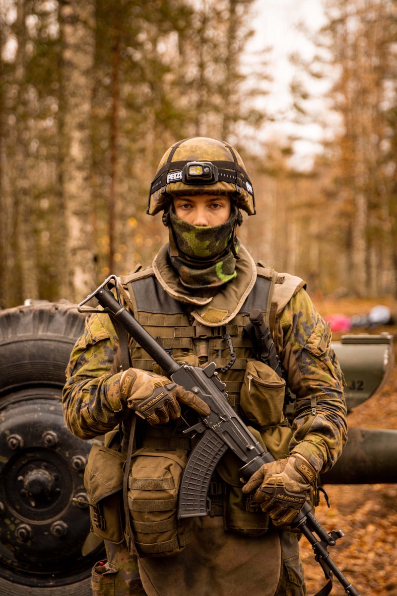 MaasotaK's tweet photo. Pohjankankaalla paukkuu. Siitä pitää huolen mm. aliupseerioppilas Ankila, joka osallistuu Tykistökoulun ampumaharjoitukseen. – Tavoitteena on, että kaikki ryhmästämme pääsevät harjoittelemaan eri rooleja ja kehittymään niissä. #maask #maavoimat #tykkah #varusmies https://t.co/pKNGeDgEA6