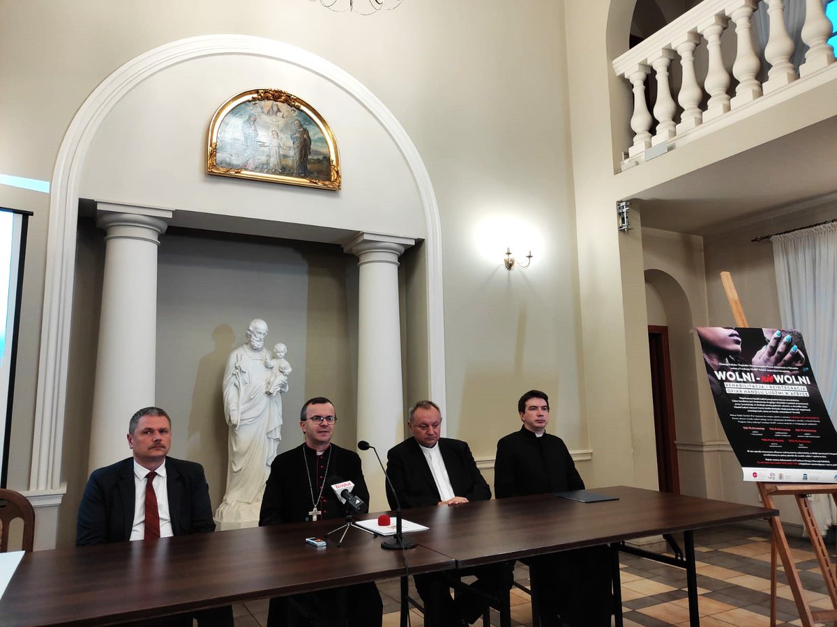 PomocKosciolowi's tweet photo. 📸 Fundacja @HAARTKenya 👣 odebrała dziś z rąk ks. bp. D.#Bryla symboliczny 🤝 czek na kwotę 100 tys. zł. Środki zebrane w ramach kampanii "wolni-NIEwolni" @PomocKosciolowi wśród wiernych @Diecezja_Kalisz pozwolą osobom skrzywdzonym ⛓️ przez handlarzy ludźmi na nowy początek ‼️ https://t.co/FDutl4h2dE