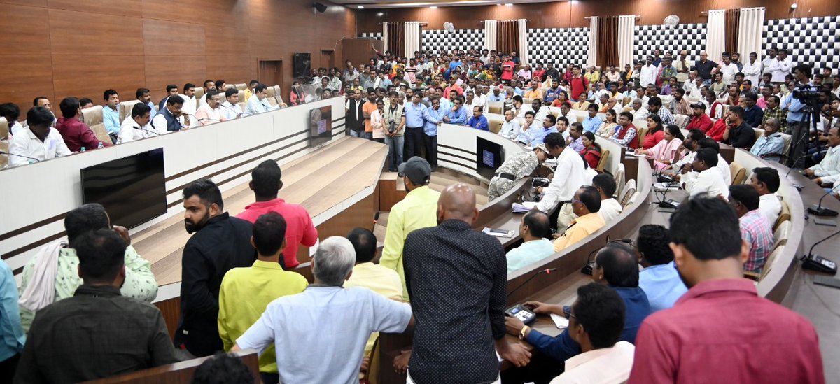 ChandaUpdates's tweet photo. वर्षानुवर्षांपासून वास्तव्यास असलेल्या रहिवास्यांना वेकोलीने त्रास देऊ नये पालकमंत्र्यांनी वेकोलीच्या अधिका-यांना सुनावले
@SMungantiwar
#Lalpeth #Babupeth #WCL #Chandrapur #चंद्रपुर #महाराष्ट्र 

🔽
https://t.co/BdaORrb8Br https://t.co/nydCgyBauJ